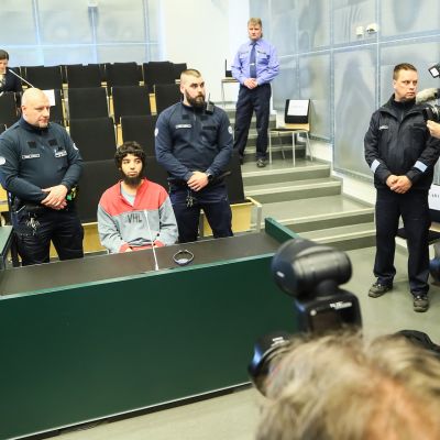 Turun puukotusiskua koskeva oikeudenkäynti Saramäen vankilassa 9. huhtikuuta 2018.