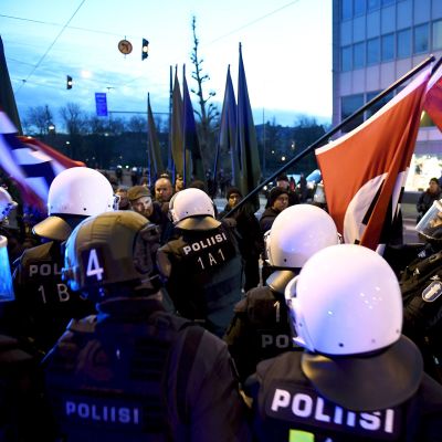 Poliisi pysäytti uusnatsien Kohti vapautta! -marssin ja poisti osallistujien hakaristiliput Hakaniemessä Helsingissä itsenäisyyspäivänä 6. joulukuuta 2018.