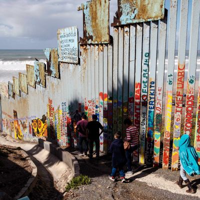 Meksikon ja Yhdysvaltain välinen raja kuvattuna Meksikon Tijuanassa.