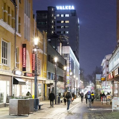 Kävelykatu Rotuaari Oulun keskustassa.