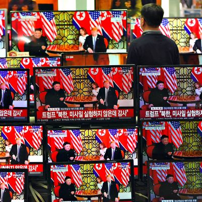 Mies seuraa televisioiden ruuduilta Yhdysvaltain presidentin Donald Trumpin ja Pohjois-Korean johtajan Kim Jong-un tapaamista.