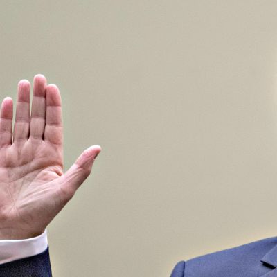 Michael Cohen vannomassa valaansa oikeudessa ennen istunnon alkua 27. helmikuuta.
