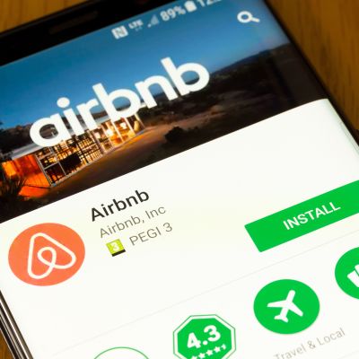 airbnb sovellus kännykässä