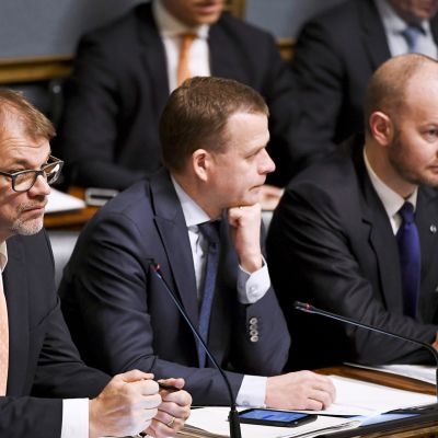 Ministeriaitiossa, pääministeri Juha Sipilä (vas.), valtiovarainministeri Petteri Orpo ja eurooppa-, kulttuuri- ja urheiluministeri Sampo Terho eduskunnan suullisella kyselytunnilla Helsingissä 14. helmikuuta.