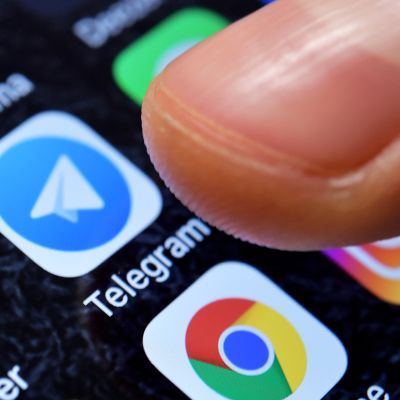 Telegram-ikoni kännykän näytöllä.