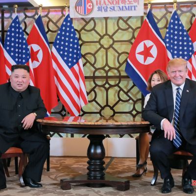 Pohjois-Korean johtaja Kim Jong-un ja Yhdysvaltain presidentti Donald Trump tapasivat helmikuun lopussa Vietnamissa. Kuvan välitti Pohjois-Korean virallinen uutistoimisto.
