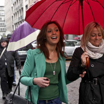Imane Fadil (vas.) saapumassa Milanon oikeustaloon huhtikuussa 2012.