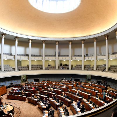 Eduskunnan täysistunto Helsingissä 18. maalsikuuta.