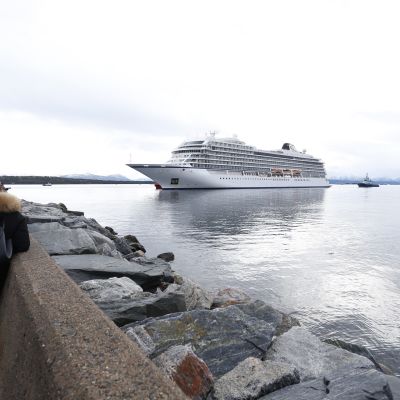 Viking Sky saapumassa Molden satamaan.