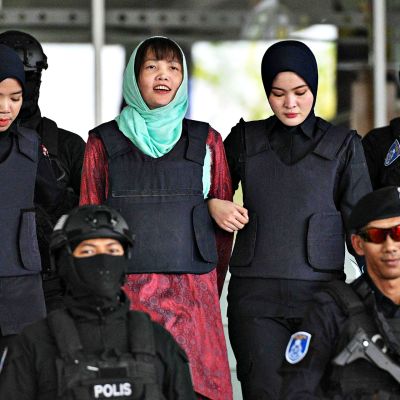 Doan Thi Huong kahden malesialaispoliisin saattamana.