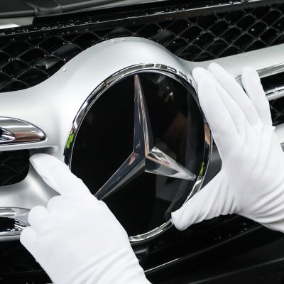 Työntekijä asensi Mercedesin tähtimerkkiä C- ja GLC-mallien tuotantolinjalla Bremenissä tammikuussa 2017.