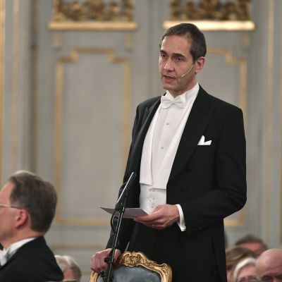 Mats Malm puhuu Ruotsin akatemian kokouksessa joulukuussa 2018.