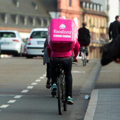 Foodooran fillarilähetti toimittamassa ruokaa.