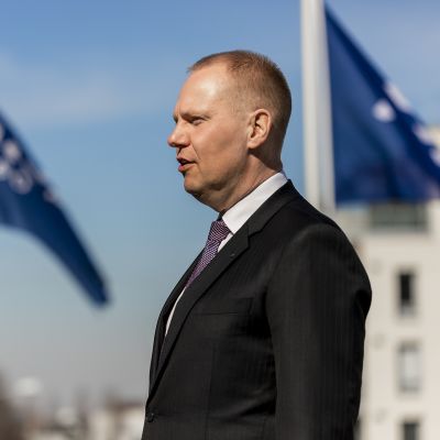 Antell-Ravintolat oy:n toimitusjohtaja Tomi Lantto, Antell-Ravintolat oy:n toimitusjohtaja Tomi Lantto näkee kauppahalliyrittäjien kohtelun vaikuttaneen yhtenä selvänä syynä Elinkeinoelämän kuntaranking-tutkimuksessa mitattuun Oulun yritysilmapiirin heikentymiseen.