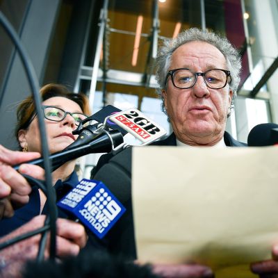 Näyttelijä Geoffrey Rush (kesk.) antaa lehdistötiedotteen korkeimman oikeuden ulkopuolella Sydneyssä.