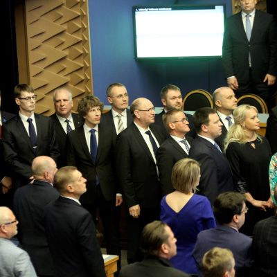 Uudet ministerit seisovat ryhmässä.