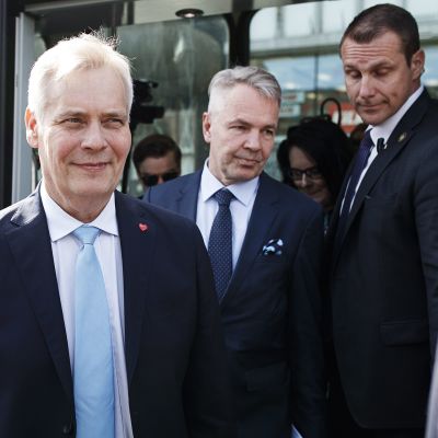 Antti Rinne ja Pekka Haavisto jäämässä pois ratikasta.