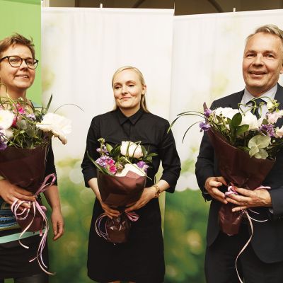 Vihreiden uudet ministerit, ympäristö- ja ilmastoministeri Krista Mikkonen, sisäministeri Maria Ohisalo ja ulkoministeri Pekka Haavisto vihreiden tiedotustilaisuudessa