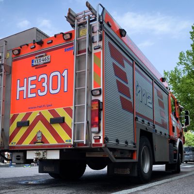Helsingin pelastuslaitoksen paloauto.
