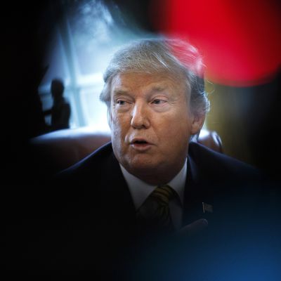 Donald Trump työhuoneessaan.