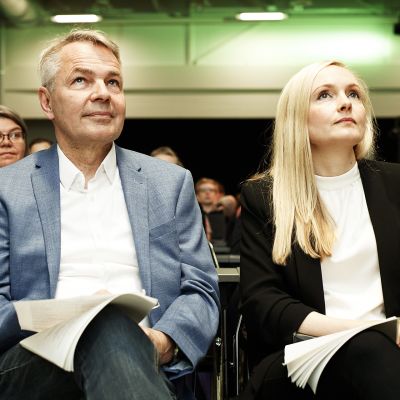 Vihreiden väistyvä puheenjohtaja Pekka Haavisto ja uudeksi puheenjohtajaksi ehdolla oleva Maria Ohisalo vihreiden puoluekokouksessa Porissa.