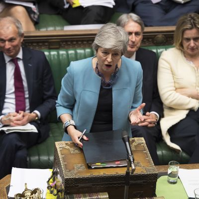 Theresa May puhuu parlamentissa.