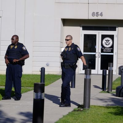 Poliisit vartioivat maahanmuuttoa valvovan viraston sisäänkäyntiä Kentuckyn Louisvillessä