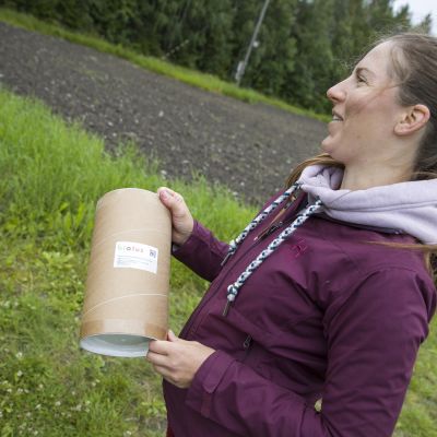 Nainen esittelee petopunkkipurkkia.