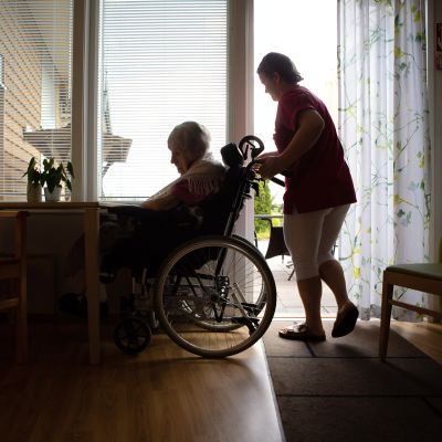Lähihoitaja avustaa iäkästä potilasta.