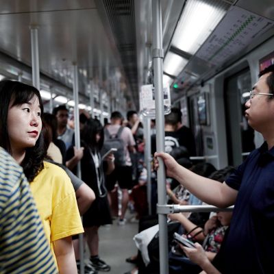 Matkustajia metrossa.