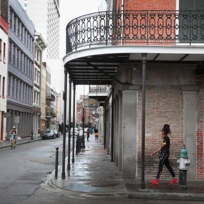 Nainen kävelee autiolla kadulla New Orleansissa.