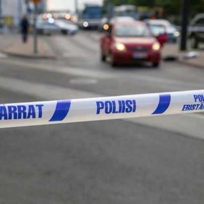 Poliisit ovat sulkeneet risteysalueen, jossa seisoo punainen auto, missä kylki lommola ja sivuikkunat rikki.