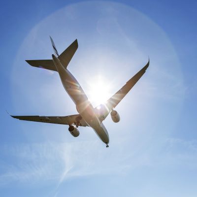 Finnairin Airbus 350 -lentokone laskeutuu Helsinki-Vantaan lentokentälle kesäpäivänä.
