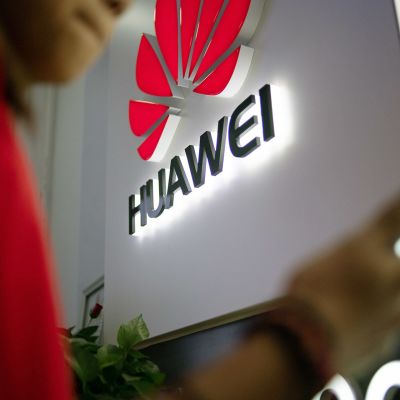 Huawein mainosvalo myymälässä Pekingissä.