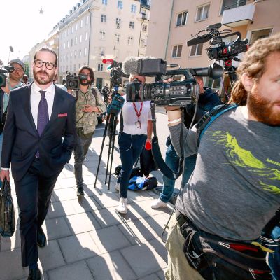 Slobodan Jovicic saapumassa oikeudenkäyntiin Tukholmassa.