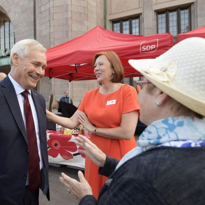 Kaarina Haapala (oik.) Helsingistä keskusteli pääministeri Antti Rinteen ja kunta- ja omistajaohjausministeri Sirpa Paateron kanssa varhain aamulla SDP:n eduskuntaryhmän kansalaistapaamisessa Helsingissä torstaina.