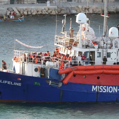 Saksalainen pelastusjärjestö Mission Lifeline kertoo pelastaneensa sata siirtolaista Välimerellä. Kuva viime vuoden kesäkuulta Maltan Vallettan satamasta.