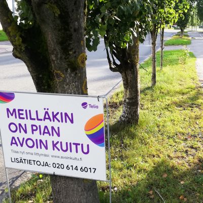 Telian kyltti tien laidassa joka mainostaa avointa kuitua.