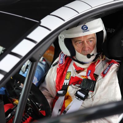 Kilpa-autoiloija Markku Alén sähköauton ohjaimissa