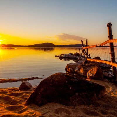 Keskiyön aurinko Inarijärvellä.