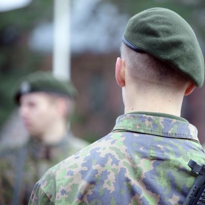 Varusmies sulkeisharjoituksessa