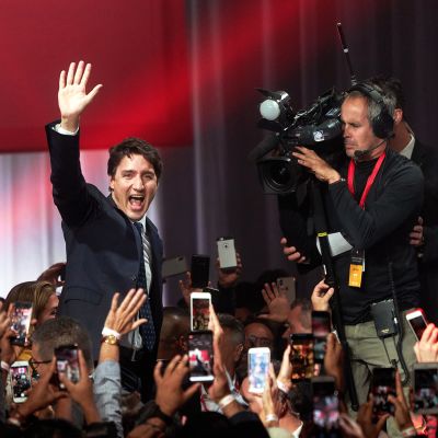 Justin Trudeau juhlii vaalivoittoa kannattajiensa ympäröimänä.