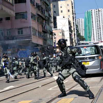 Poliisi heittää kyynelkaasukranaatin Hongkongissa maanantaiaamuna 11. marraskuuta 2019.