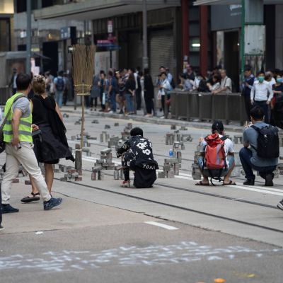 Hallintoa vastustavat mielenosoittajat ovat lamauttaneet liikennettä rakentamalla tiesulkuja Hongkongissa.