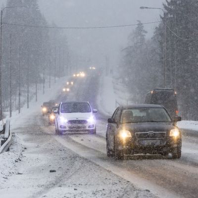 Autot ajavat huonossa talvikelissä Hämeenkyrössä 23. joulukuuta 2017.