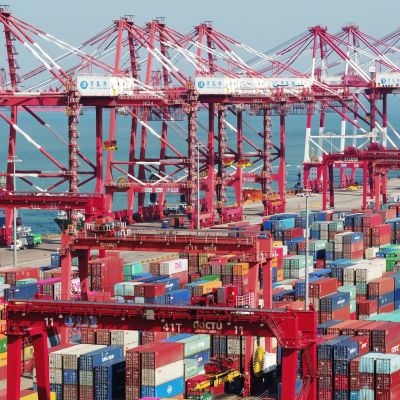 Arkistokuva Qindaon satamasta itäisen Kiinan Shandongin provinssissa.