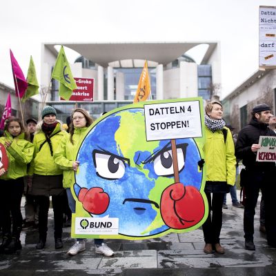 Datteln 4 -voimalaa vastustava mielenosoitus liittokanslerin viraston edustalla Berliinissä 29. tammikuuta.