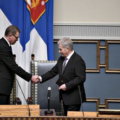 Eduskunnan puhemies Matti Vanhanen (vas.) ja presidentti Sauli Niinistö kättelevät valtiopäivien avajaisissa eduskunnan istuntosalissa Helsingissä 5. helmikuuta 2020.