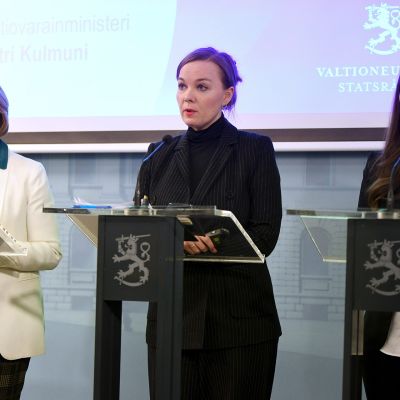 Anna-Maja Henriksson, Katri Kulmuni ja Sanna Marin.