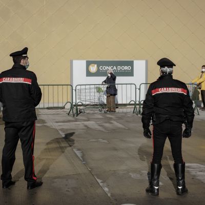 Poliisit ostoskeskuksessa.